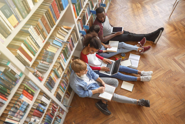 Kütüphanede sınava hazırlanan genç öğrenciler - Fotoğraf, Görsel