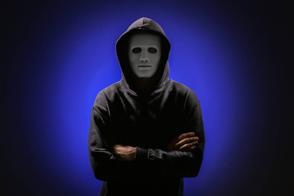 Profi-Hacker mit Maske auf dunklem Hintergrund - Foto, Bild