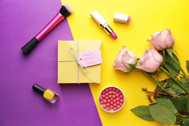 Cadeau en bloemen voor Moederdag met make-up cosmetica op kleur achtergrond - Foto, afbeelding