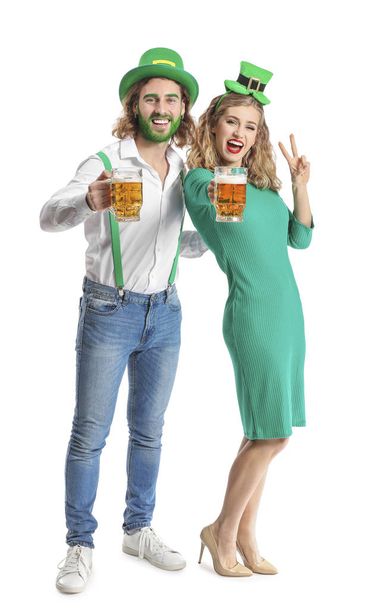 Jeune couple avec bière sur fond blanc. Célébration de la Saint Patrick
 - Photo, image