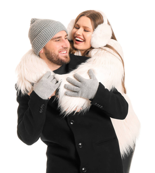 Portrait de couple heureux en vêtements d'hiver sur fond blanc
 - Photo, image