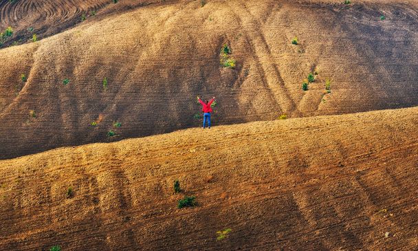 Sahadaki bir turist. Resimli tepe tarlası. güzel arkaplan - Fotoğraf, Görsel