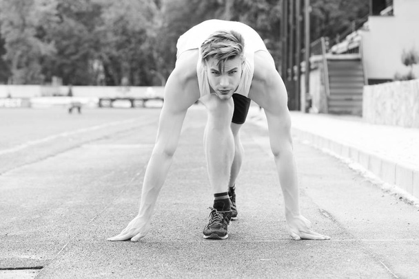 Athlete runner in steady position on treadmill ready to run - Foto, Imagen