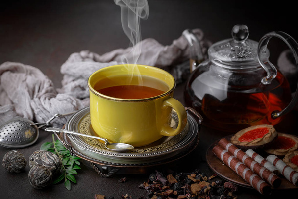 Tea forró ital a régi háttér összetétele az asztalon - Fotó, kép