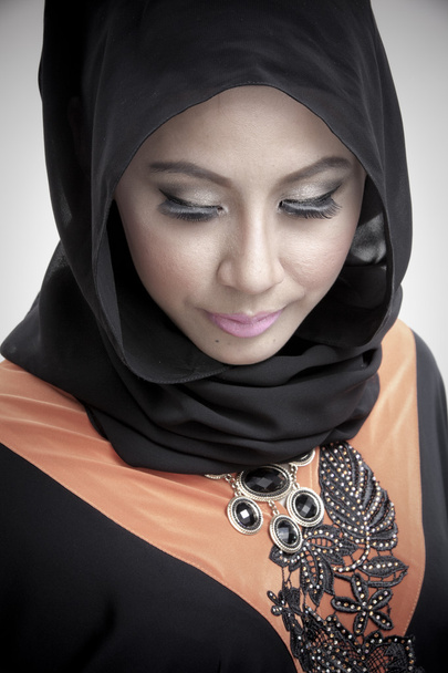 Mujer musulmana con pañuelo en la cabeza
 - Foto, imagen