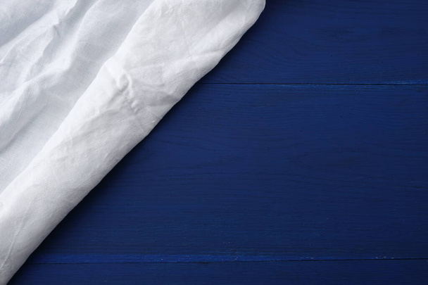 bílá kuchyň textilní ručník složený na modrém dřevěném stole z b - Fotografie, Obrázek