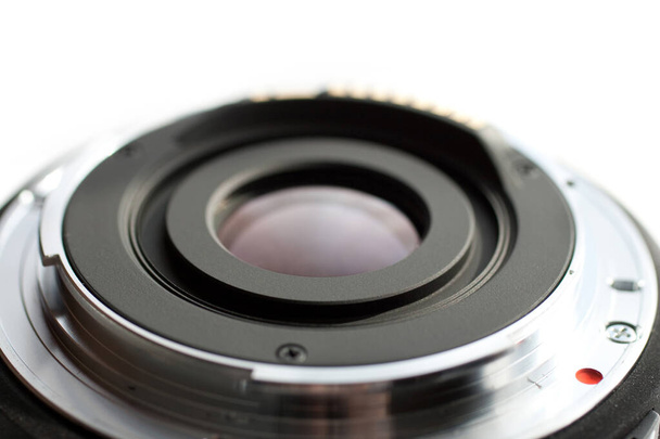 Yksilinssi refleksi kamera (slr) objektiivi valkoisella taustalla
 - Valokuva, kuva