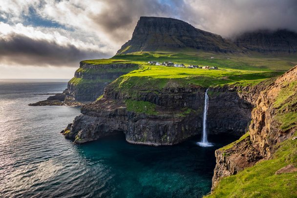 Гасадалурский водопад на Фарерских островах в сумерках
 - Фото, изображение