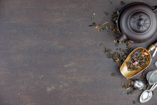Dried leaf tea on old background - Valokuva, kuva