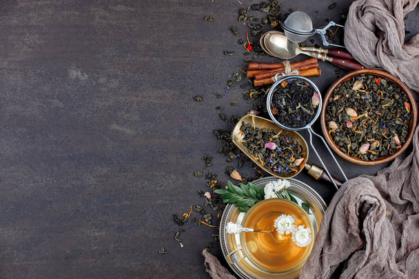 Сушений листяний чай на старому тлі
 - Фото, зображення