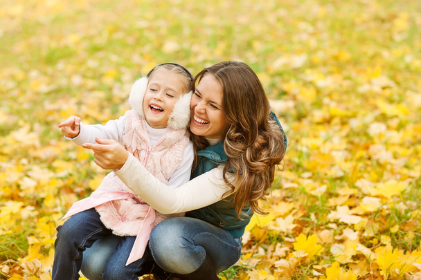 Mother and daughter in the autumn park - Foto, Imagen