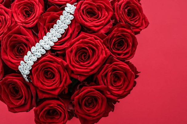 Luxe diamant armband en boeket van rode rozen, sieraden liefde g - Foto, afbeelding