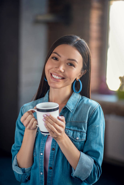 Happy young woman having a coffee break - Foto, Imagem