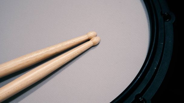 Imágenes de primer plano de los palillos de batería en la caja del tambor electrónico, que es la música principal instrumental para hacer ritmo para el músico o compositor y el equipo para grabar en el estudio de diseño de sonido por el baterista
 - Foto, imagen