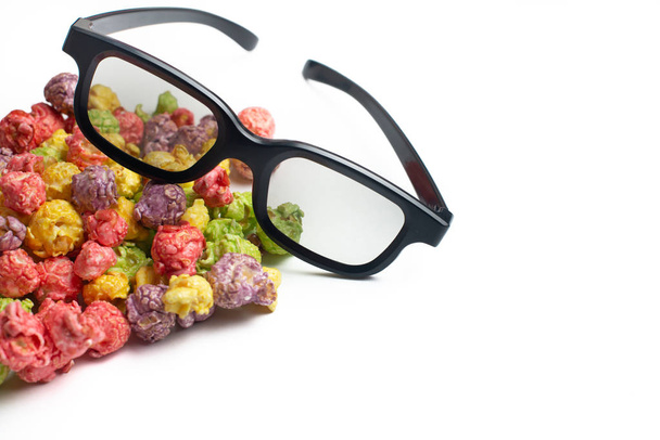 Çok renkli meyve aromalı patlamış mısır ve pembe arka planda 3 boyutlu sinema gözlüğü. Şeker kaplı patlamış mısır..  - Fotoğraf, Görsel