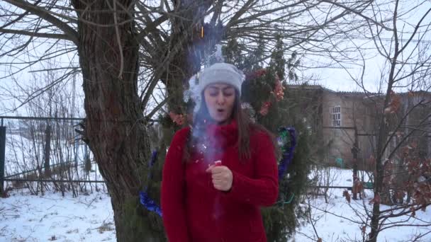 Mädchen auf der Straße explodiert Weihnachtskracher in Zeitlupe - Filmmaterial, Video
