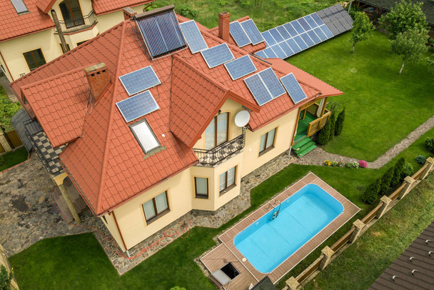 Vista aérea de uma nova casa autónoma com painéis solares e wate
 - Foto, Imagem