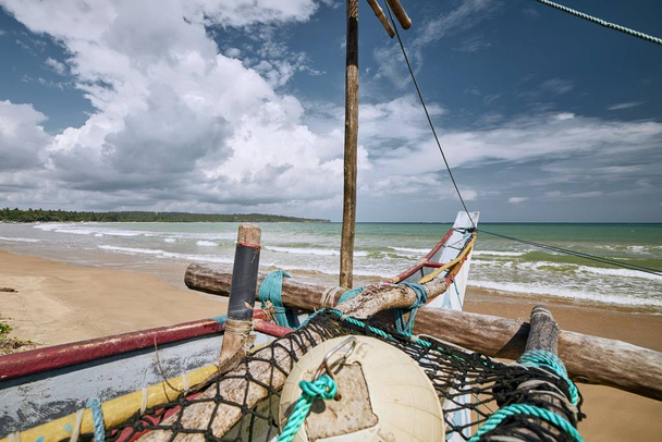 Barco de pesca na praia de areia
 - Foto, Imagem