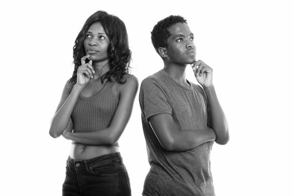 Studio girato di sorella e fratello africani dal Botswana insieme isolati su sfondo bianco in bianco e nero - Foto, immagini