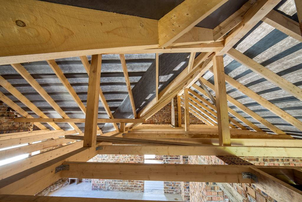 Podkroví budovy ve výstavbě s dřevěnými trámy - Fotografie, Obrázek