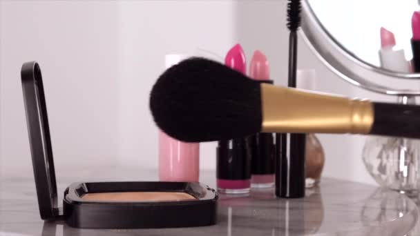 Cosmetica, make-up producten op kaptafel, lippenstift, borstel, mascara, nagellak en poeder voor luxe schoonheid en mode merk advertenties ontwerp - Video