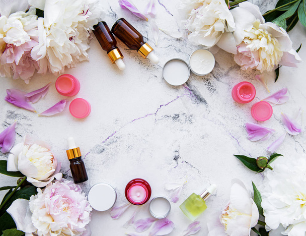 flat lay composition with peony flowers and natural cosmetic - Zdjęcie, obraz