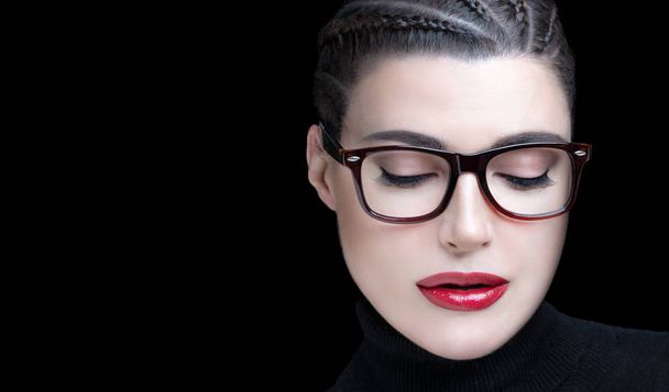 Stijlvolle vrouw in trendy bril en perfecte make-up - Foto, afbeelding