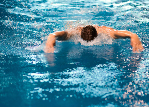 Male swimmer at the swimming pool. Underwater photo. Male swimmer. - Foto, Bild