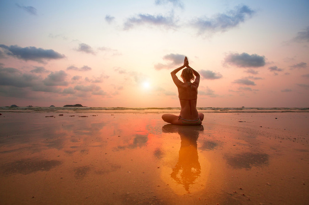 Silhouette Junge Frau praktiziert Yoga - Foto, Bild