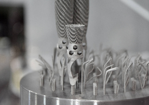 Objet imprimé sur une imprimante 3D en métal gros plan. - Photo, image