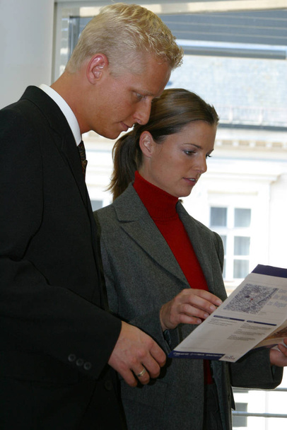 business people reading a document - Фото, зображення