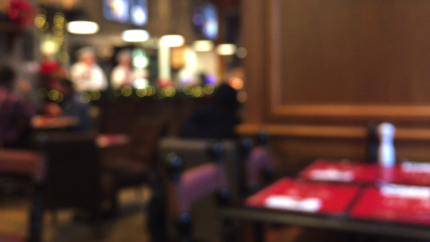 Wazig gedecentraliseerd café, coffeeshop of restaurant interieur achtergrond, abstracte digitale achtergrond, wazig bokeh voor vrije tijd en reizen merk design, vakantieseizoen vlog - Video