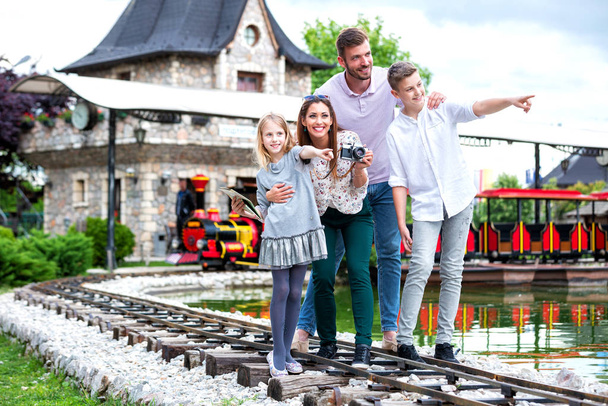 Mom, dad and their children walking on the rails - Foto, Bild