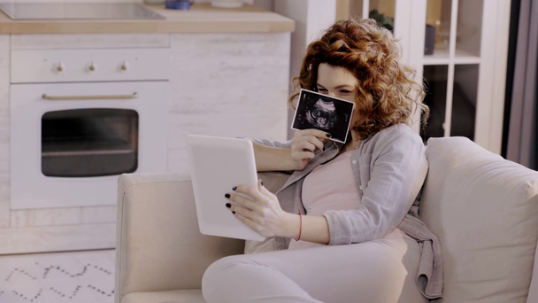 donna incinta che mostra l'immagine degli ultrasuoni fetali durante la videochiamata
 - Filmati, video