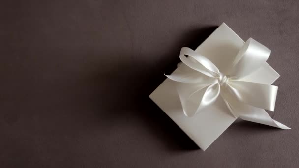 Розкішна святкова подарункова коробка з білою шовковою стрічкою та бантом, весільний сюрприз
 - Кадри, відео