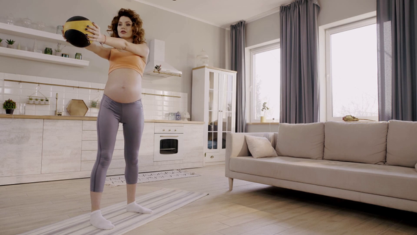 mulher grávida fazendo agachamentos com bola em casa
 - Filmagem, Vídeo