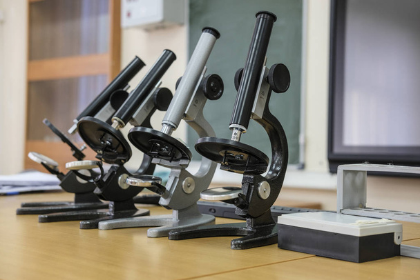 image de microscopes sur un bureau d'école
 - Photo, image