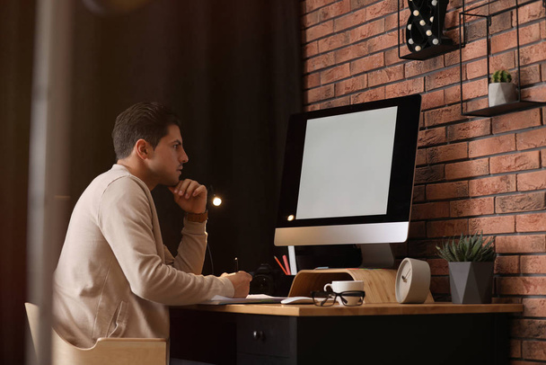 Journalist working with modern computer in office - Foto, Imagen