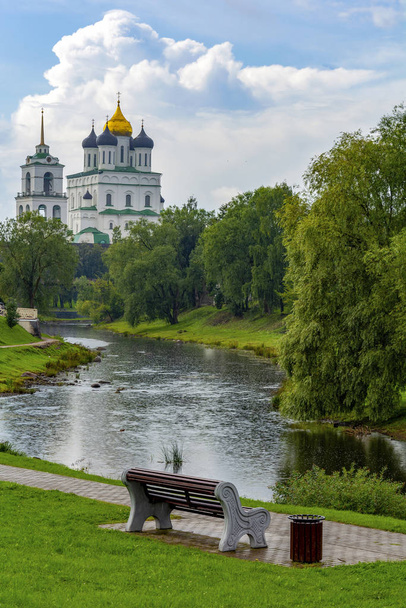 Pskov, view of Trinity Cathedral from Park Kuopio on  banks of   - Foto, Bild