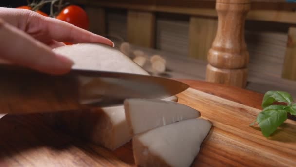 Semi hard sheep cheese cut in pieces - Video, Çekim