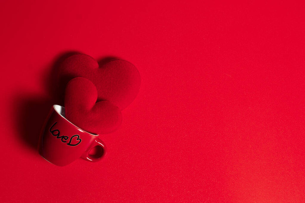 káva pohár a štěstí rodina s láskou červené srdce dekorace ve sváteční sezóně pozdrav Valentýna pozadí - Fotografie, Obrázek
