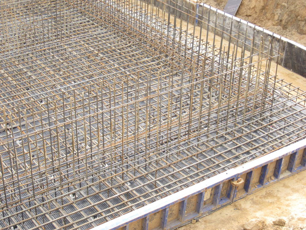 marco de acero en una obra de construcción para posterior vertido de hormigón
 - Foto, Imagen