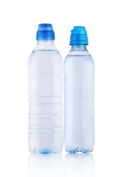 két műanyag palack ásványvízzel  - Fotó, kép