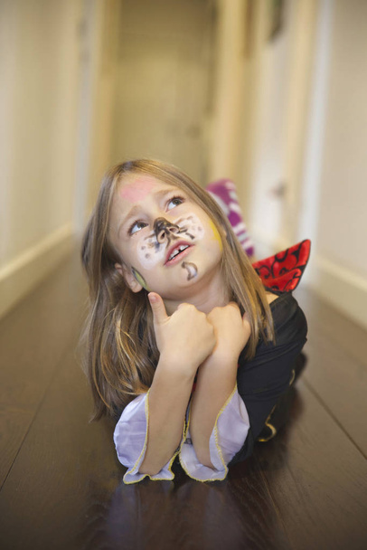 muotokuva tyttö luetella sormet naamioitu Halloween
 - Valokuva, kuva