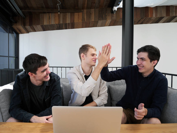 Três homens freelance felizes trabalhando juntos no espaço de co-trabalho
 - Foto, Imagem
