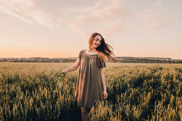 Γυναίκα στο χωράφι με το σιτάρι - Φωτογραφία, εικόνα