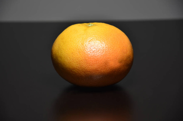 黒い背景に柑橘系 - 写真・画像