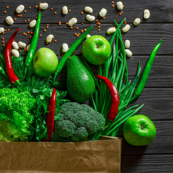 Selección de alimentos sanos y limpios: frutas, verduras, semillas, superalimentos, cereales, vegetales de hoja sobre fondo de hormigón gris
 - Foto, Imagen