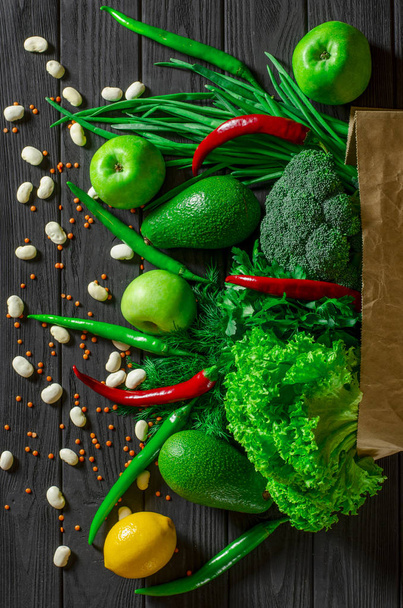 Zdrowa żywność czysty wybór jedzenia: owoce, warzywa, nasiona, superjedzenie, zboża, warzywa liściaste na szarym tle betonu - Zdjęcie, obraz