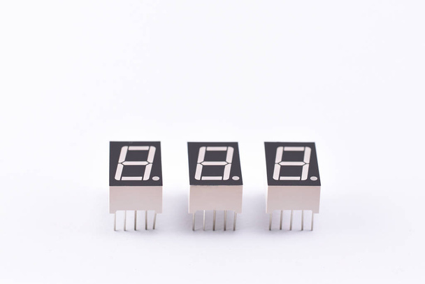 elektroniikka komponentti led-näyttö 7 segmenttiä valkoisella taustalla
 - Valokuva, kuva